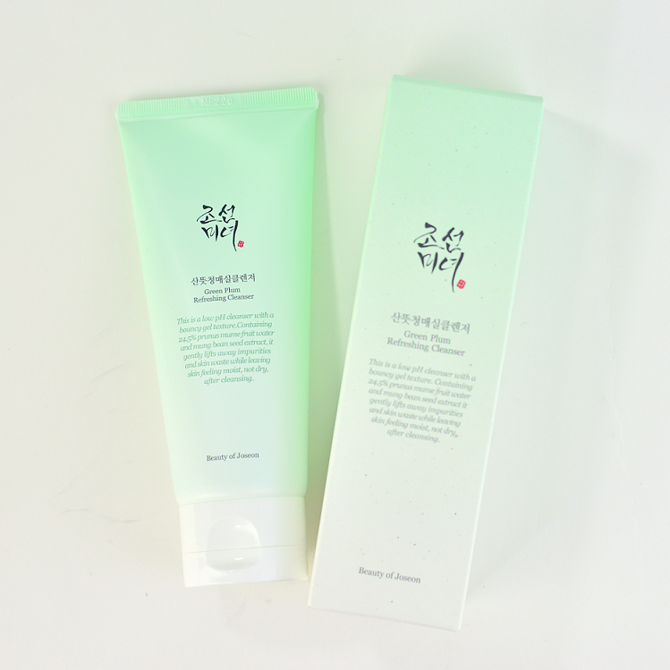 Green Plum Refreshing Cleanser